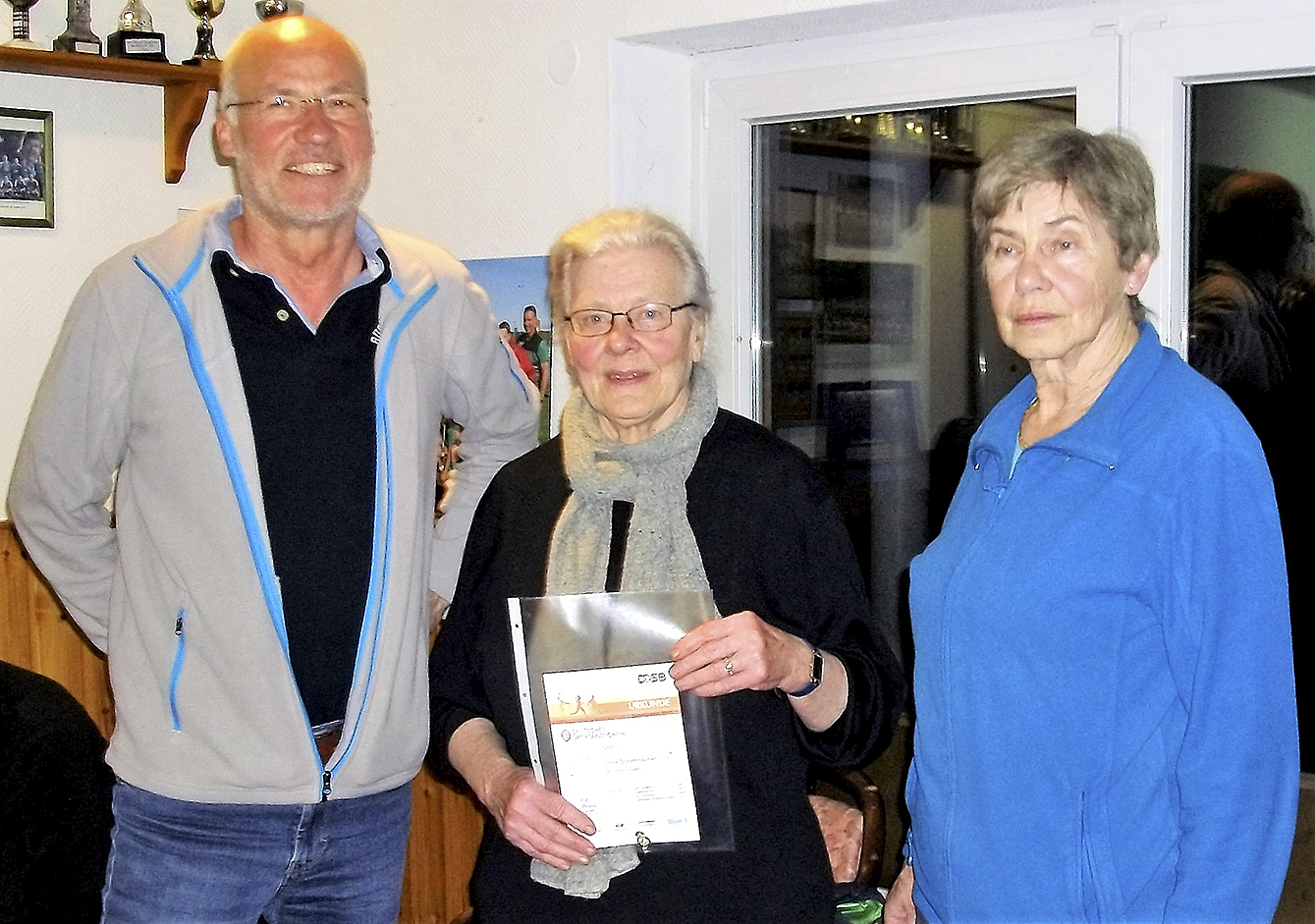 Sportabzeichenwart Ralf Prasse übergab die Abzeichen an Doris Schirrmacher (Mitte), und Gudrun Hastedt