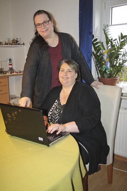 Leoni (li.) erklärt ihrer Ehefrau Natali gerne Details in der Computerhandhabung