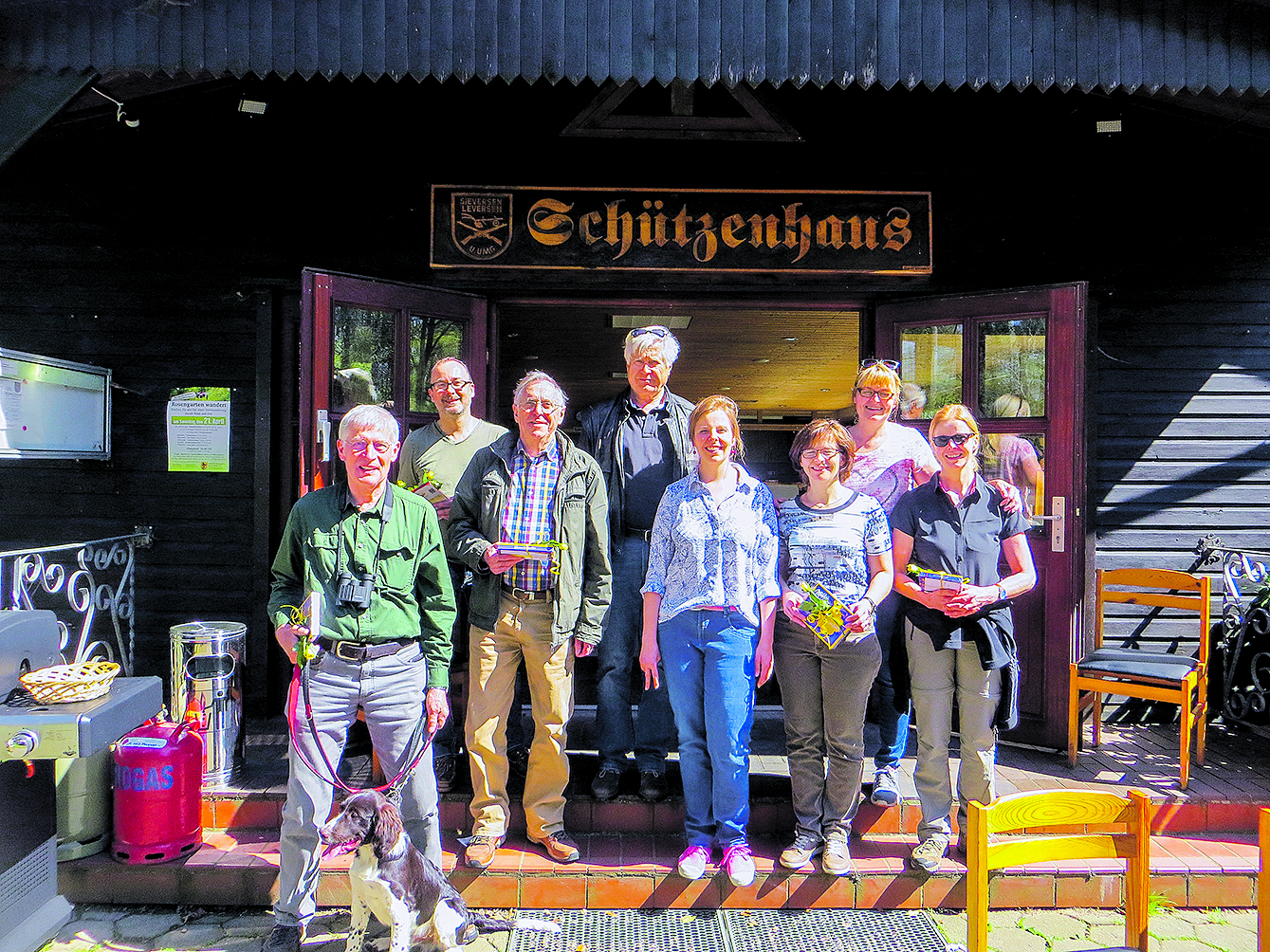 Die Wanderführer und Veranstalter waren zufrieden mit dem Event (v. li.): Rolf Bellmann (Wanderführer Tötensen), Lars Schierhorn (Schützenverein Sieversen), Bernd Krüger (Wanderführer Nenndorf), Ulrich Knittel (Wanderführer Sottorf) Alina Kibbel und Anke Grabe (Wanderführer Klecken), Andrea Peters sowie Dagmar Bellut (Wanderführer Sieversen)