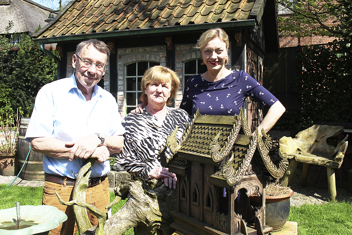 Jürgen (v. li.) und Renate Smutek feiern 40 Jahre "Sammanns Hus". Erste Gratulantin war Valerie Höhne vom "CafeBook"