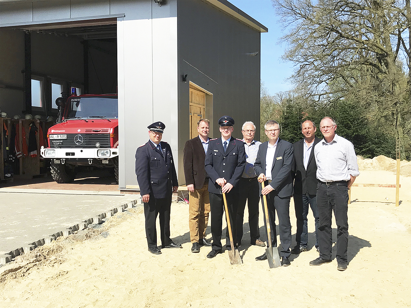 Trafen sich zum ersten Spatenstich (v. li.): Gemeindebrandmeister Arne Behrens, Marko Schreiber, Bürgermeister der Gemeinde, Ortsbrandmeister Oliver Lütker, Architekt Friedrich Lödige, Samtgemeinde-Bürgermeister Olaf Muus, Fachausschussvorsitzender Günter van Weeren und Fachbereichsleiter Hans-Heinrich Schwanemann