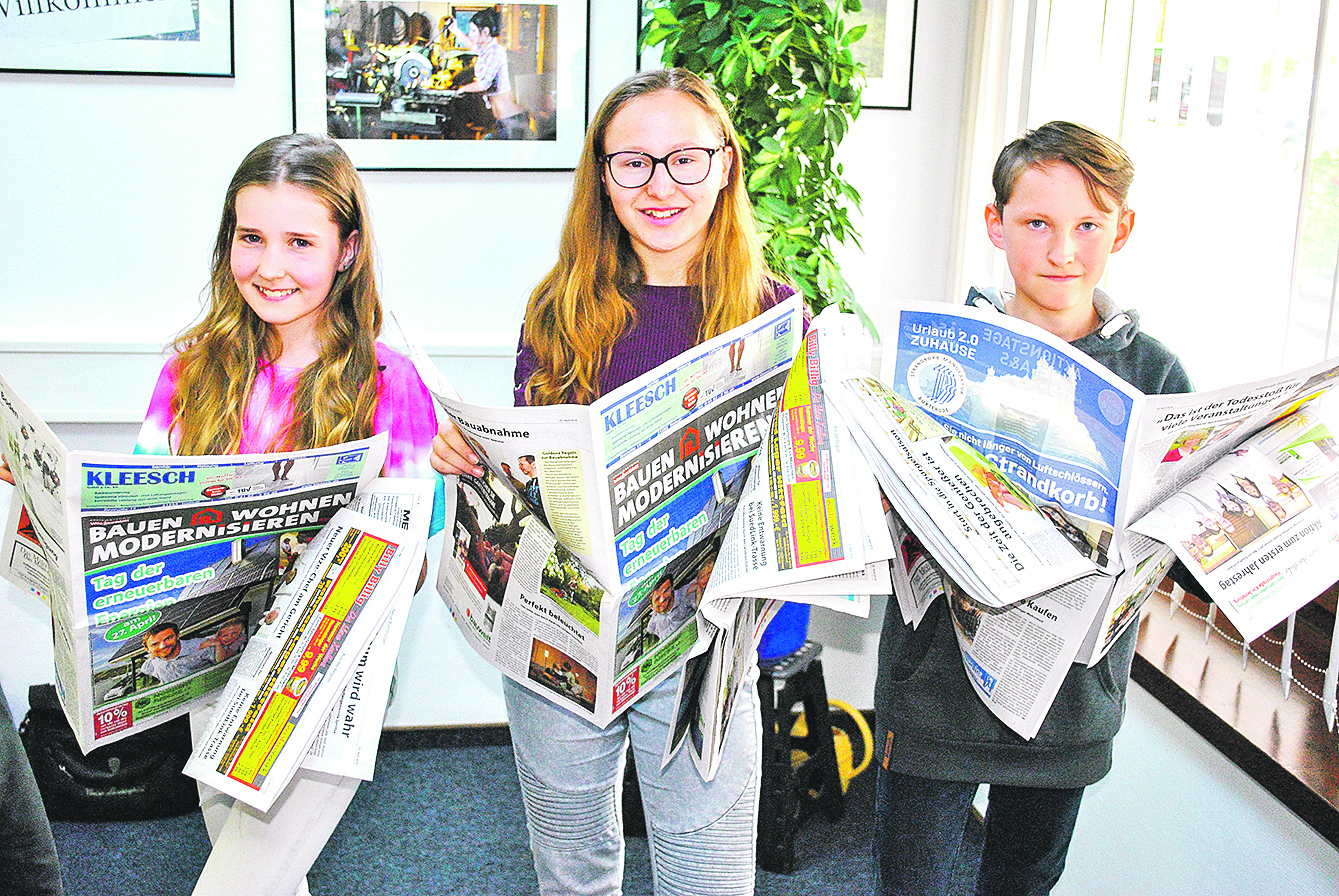 Eifrige WOCHENBLATT-Leser (v. li.): Lynette Reise, Viktoria Gellersen und Louis Gapsa