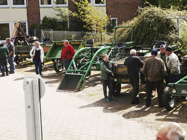 Auf dem Parkplatz versammeln sich die Freunde der historischen Ritscher-Fahrzeuge | Foto: Freunde der Ritscher
