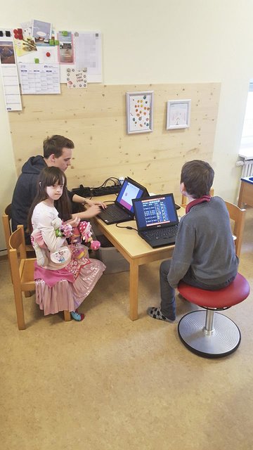 Probierten am Kennenlerntag die neuen Laptops aus (v. li.) die künftigen Schüler Aaron, Hannah und Frithjof
