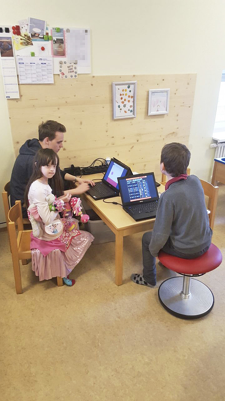 Probierten am Kennenlerntag die neuen Laptops aus (v. li.) die künftigen Schüler Aaron, Hannah und Frithjof