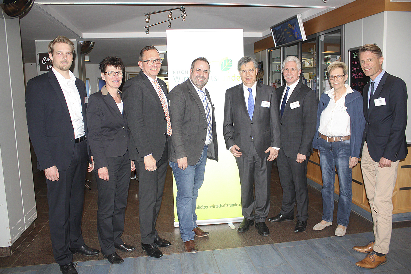 Beim Treffen der Wirtschaftsrunde: (v. li.) Oliver Weiß, Frauke Petersen-Hanson, Frank Krause, Jan Bauer (alle Wirtschaftsrunde),
Norbert Böttcher (Geschäftsführer Krankenhäuser Buchholz und Winsen), Landrat Rainer Rempe, Sigrid Spieker
(Krankenhaus Dienstleistungs GmbH) und Buchholz' Bürgermeister Jan-Hendrik Röhse
