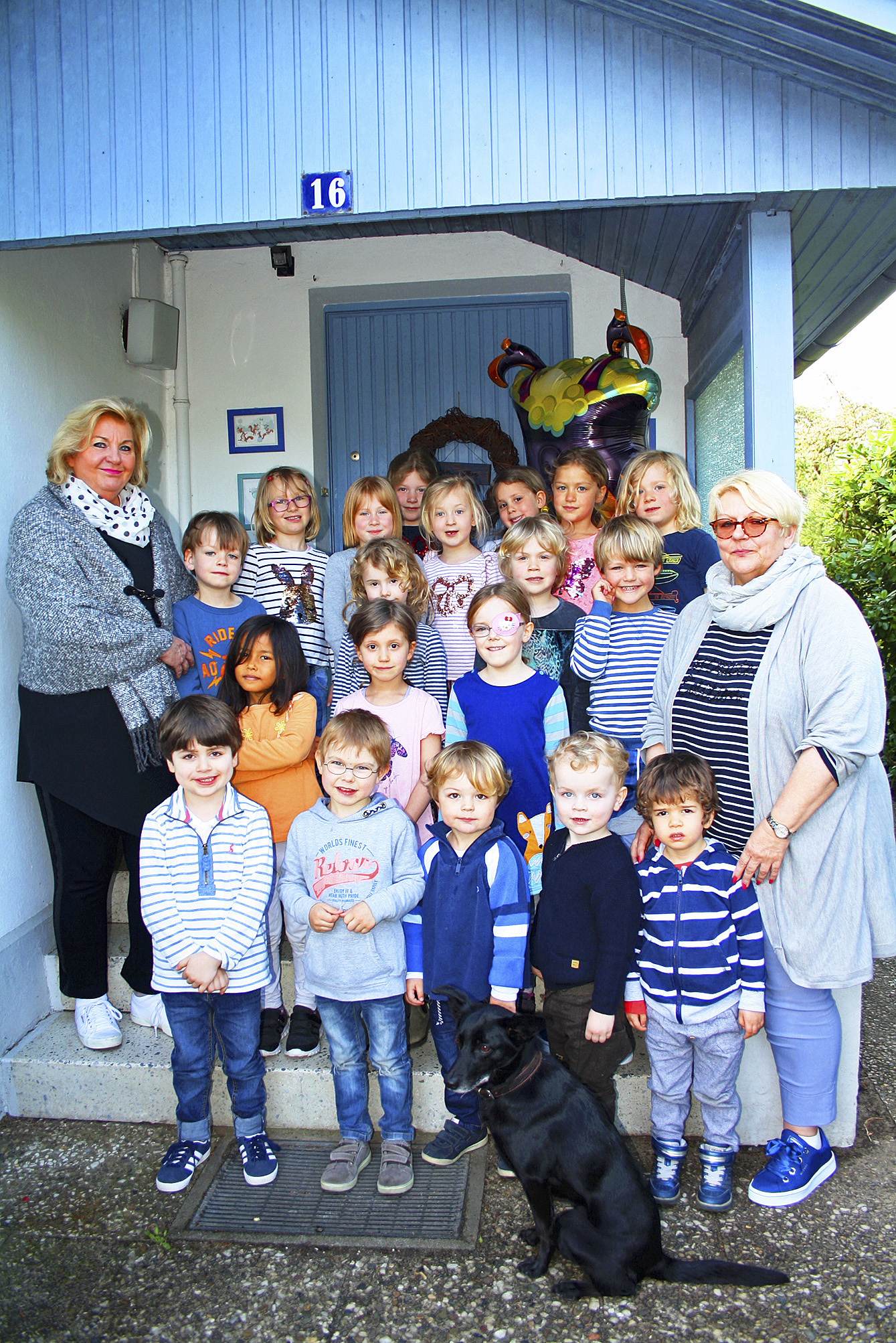 Ulrike Sietas (re.) und Anette Kosakowski mit "ihren" Kita-Kindern und Hund Lotta