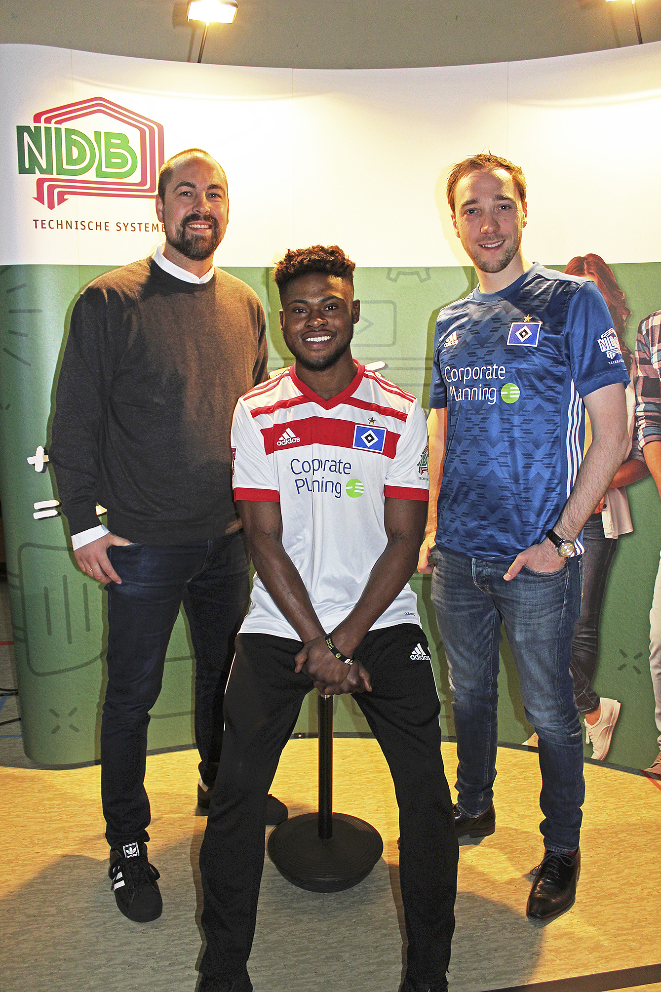 Wollen Jugendliche motivieren (v.li.): Matthias Hellmig (HSV Karrierebegleitung), Fußballspieler Moritz-Broni Kwarteng und Matthias Geier (Geschäftsführer NDB) Fotos:lt