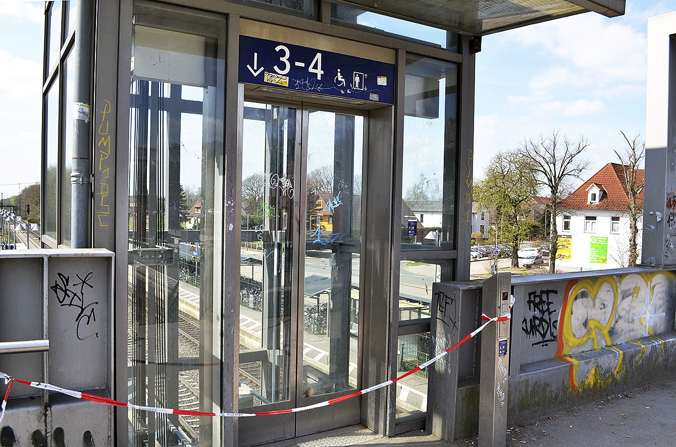 Der Aufzug am Gleis 1 im Tostedter Bahnhof ist ausgebaut, zeitgleich fiel drei Wochen lang der Fahrstuhl zu Gleis 3/4 aus