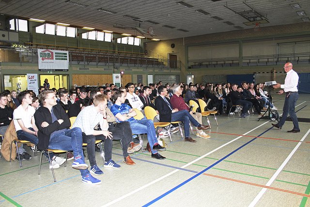 Die Neuntklässler bekamen Einblicke in den Alltag eines angehenden Fußball-Profis