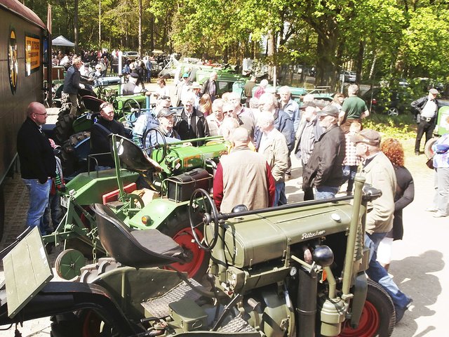 Die Besucher führen stets interessierte Gespräche rund um Traktoren | Foto: Freunde der Ritscher