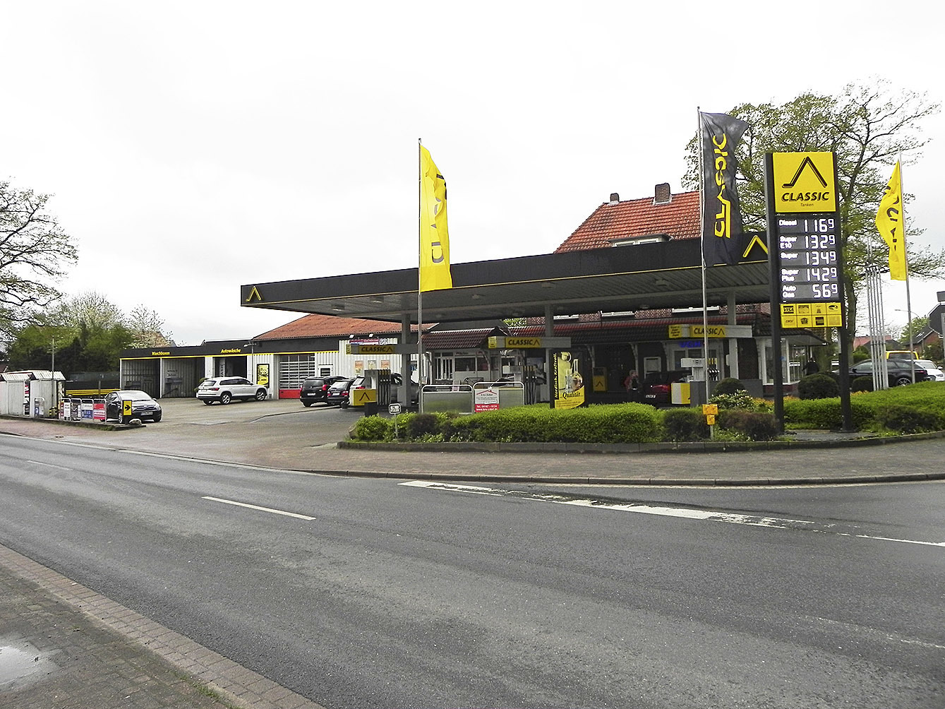 An der Classic Tankstelle gibt es viel mehr als Benzin und Diesel Foto: Udo Dingfeld