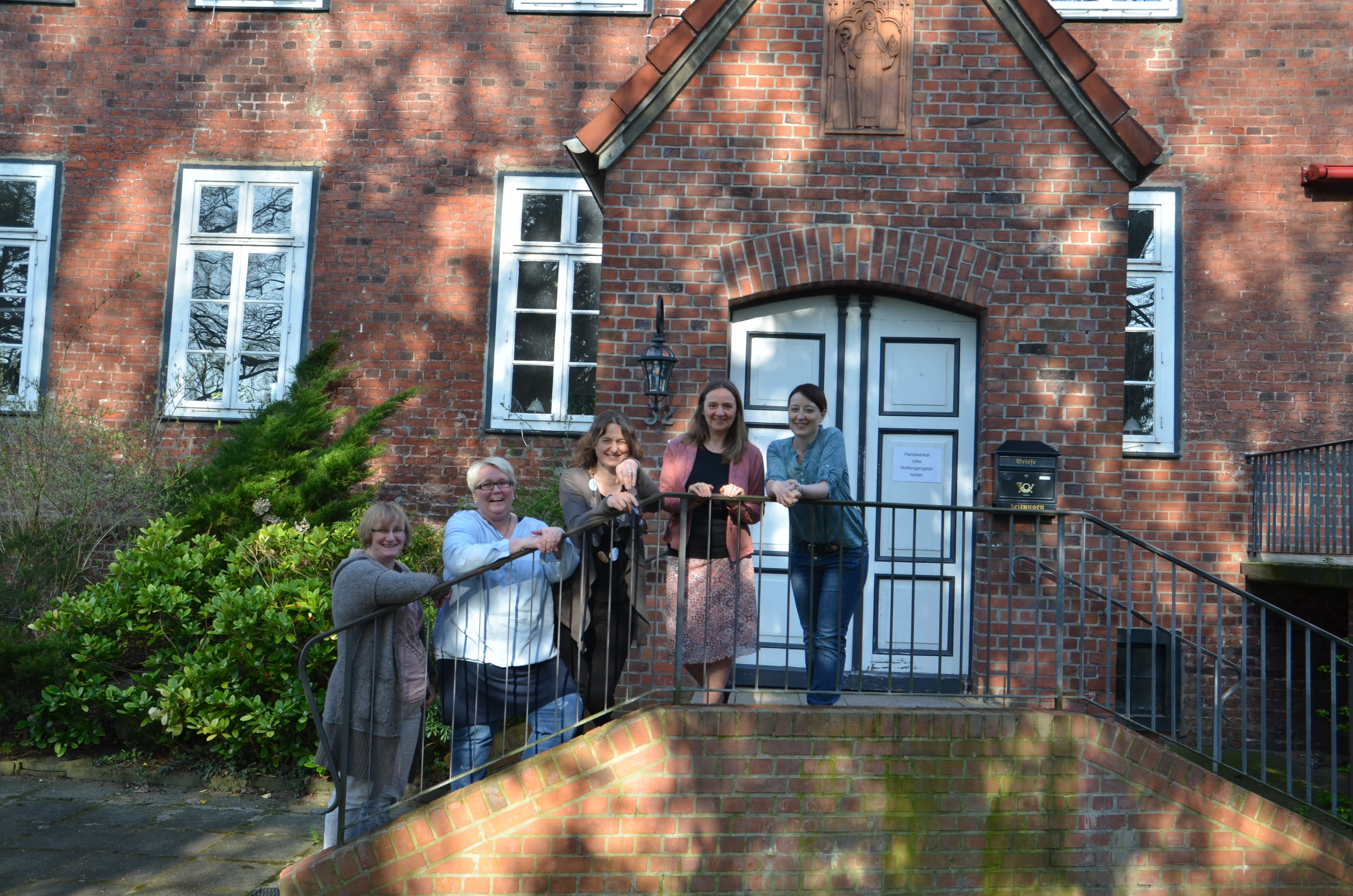Vorstandsmitglieder des Vereins "Lernräume" vor dem Steinmetzhaus (v. li.): Iris Lorenz, Kerstin Ebel, Annemarie Scherb, Manuela Mahlke-Göhring und Susann Bontrup