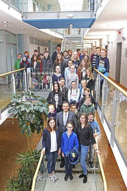 Im Winsener Kreishaus: Thorsten Heinze (2. Reihe, Mitte), Bereichsleiter Service, sowie die Kreisverwaltungsmitarbeiterinnen Carina Hellwege (1. Reihe, re.) und Jennifer Brockmann (1. Reihe, li.) begrüßten 41 Mädchen und Jungen am Zukunftstag | Foto: Landkreis Harburg