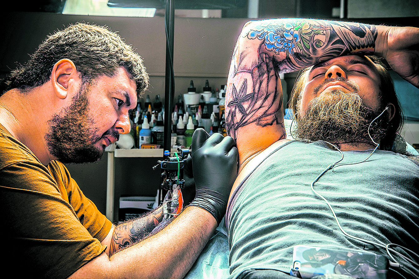 Dieser junge Mann hat keine Chance, für den Polizeidienst in Niedersachsen eingestellt zu werden. Seinen Arm ziert ein Tattoo