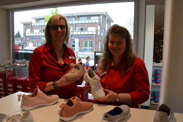 Schuh-Mann: Martina Metscher und Tekla Gerken (v.l.) zeigen die neuen Schuhtrends