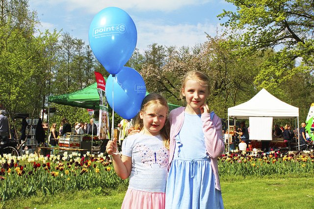 Elisabeth (li.) und Johanna sind jedes Jahr auf dem Tulpenfest