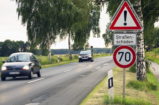 Der größte Teil der Kreisstraßen befindet sich in einem "sehr
schlechten" Zustand. Vielerorts gibt es Tempolimits Fotos: jd / sb