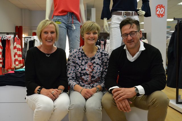 Lütjen Mode: Gunda Müller, Kathrin Lilgert, Geschäftsführerin und Mathias Detert von Pioneer Jeans Bekleidung (v.l.)