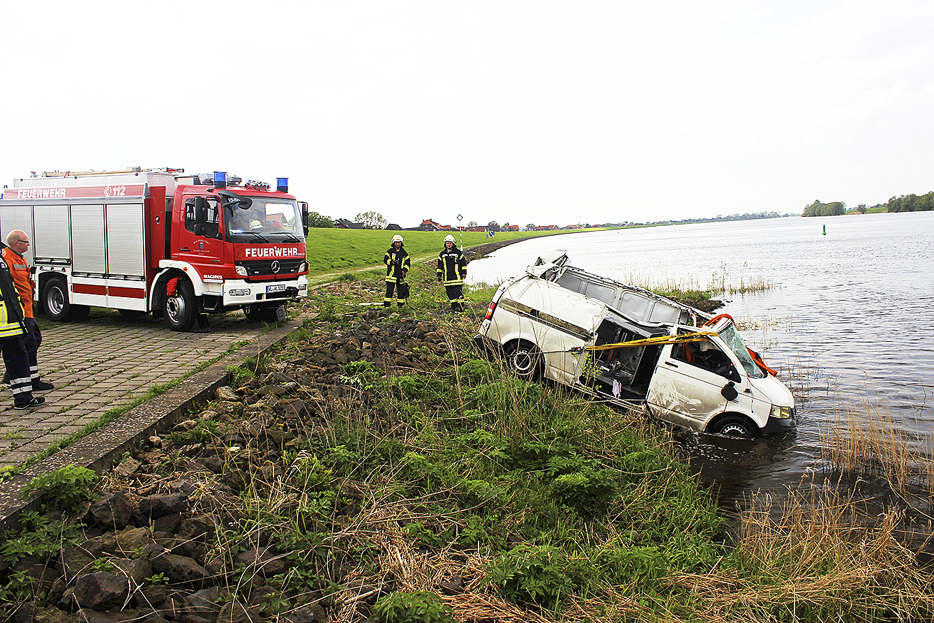 Die Feuerwehren Winsen und Lüneburg bargen das Fahrzeug