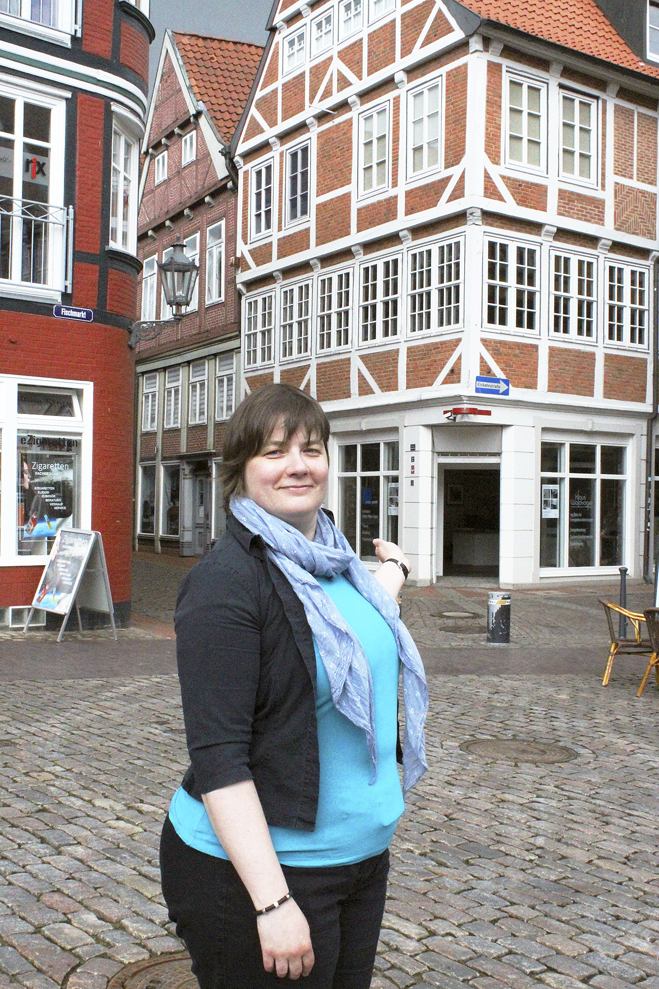 Nina Offenborn zeigt auf das Haus,
in dem sie im Sommer
ihre "Stader Spielbox" eröffnet