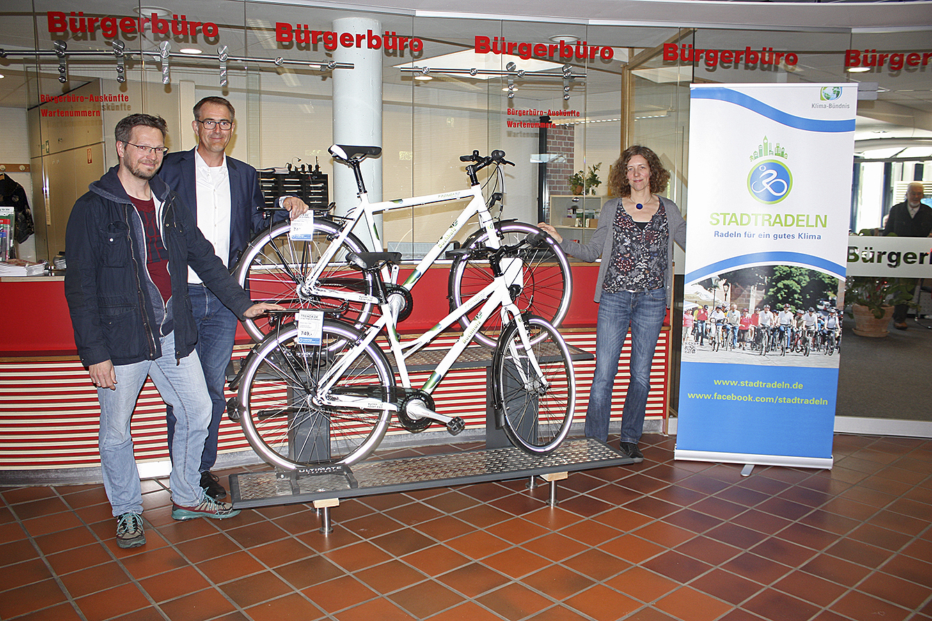 Präsentieren die "Buchholz-Räder": (v. li.) Oliver Kröger ("Buchholz fährt Rad"),
Stephan Dirks (TRENGA DE) und Jutta Hiller (Stadt Buchholz)