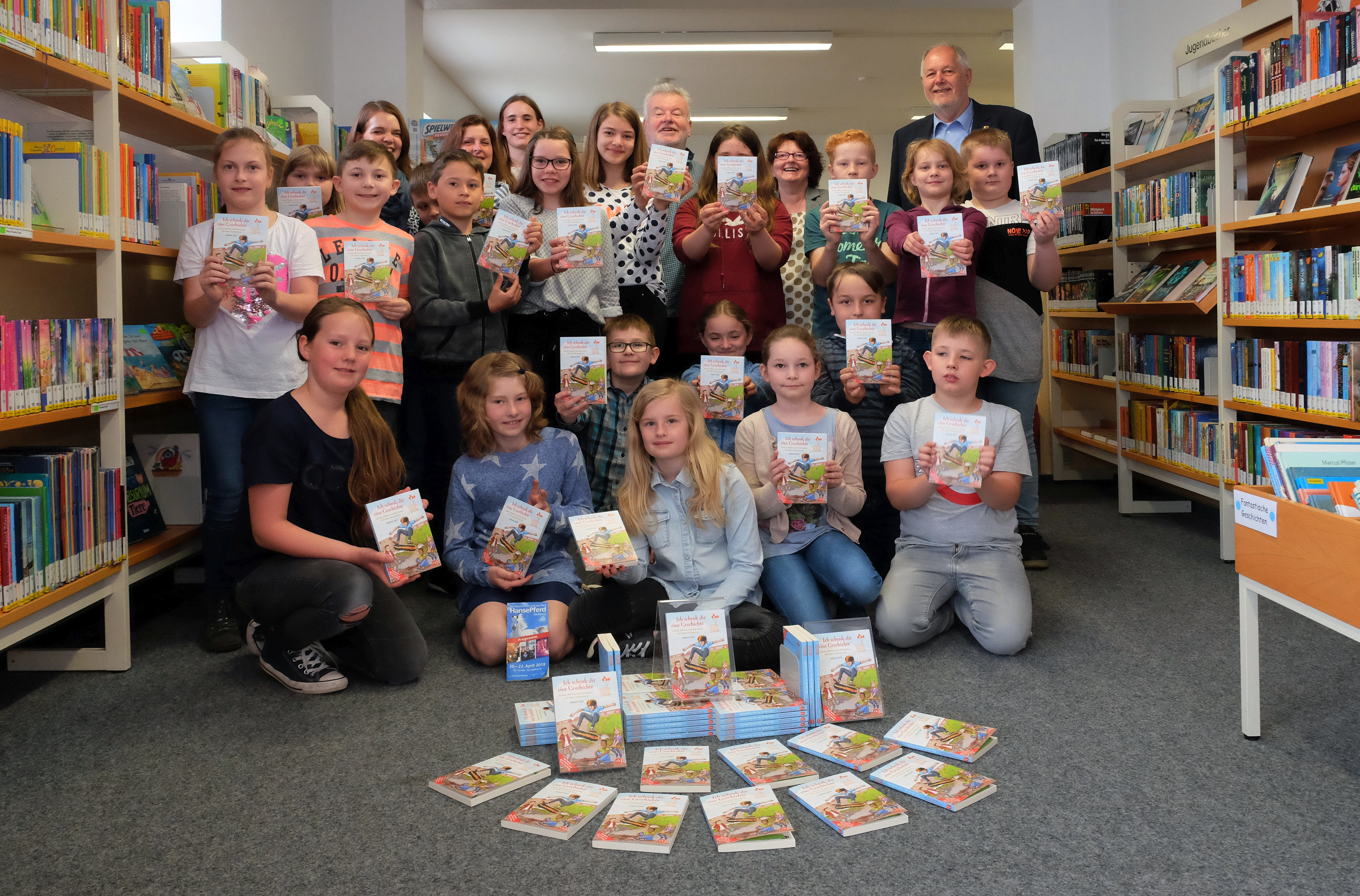Buchübergabe in der Bücherei Fredenbeck