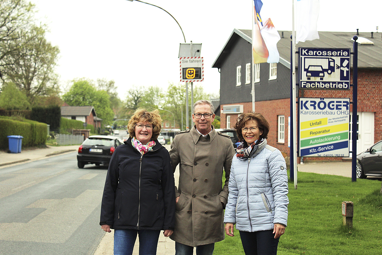 Stv. Ortsbürgermeisterin Sitta Schwentke (v. li.), Dr. Tilmann Quensell, Geschäftsführer bei Otto Dörner, und Ortsbürgermeisterin Anke Grabe freuen sich über die neuen Geschwindigkeitsanzeiger für Klecken