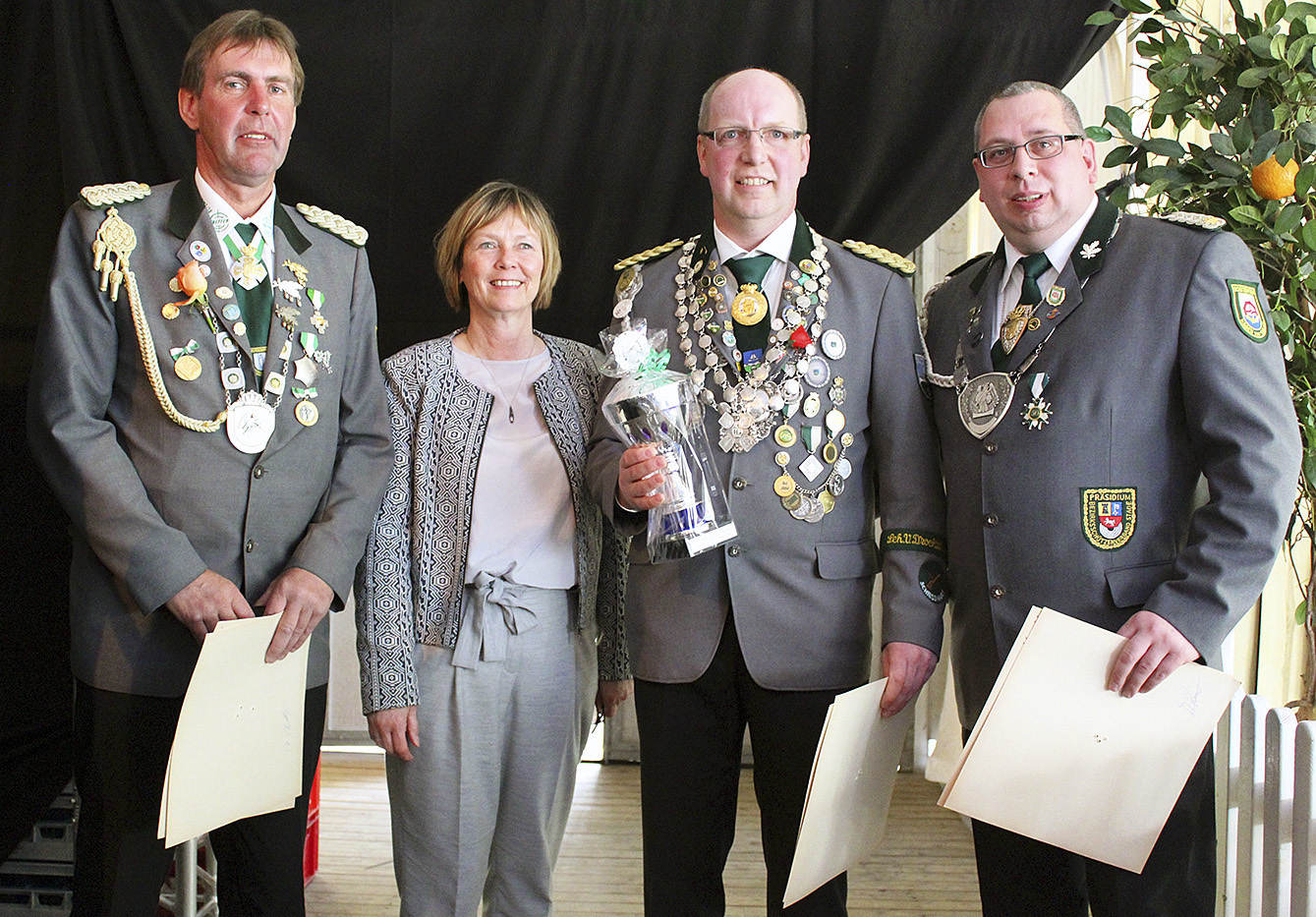 Stades Bürgermeisterin Silvia Nieber überreichte dem neuen Stadtschützenkönig Peter Grothmann vom SV Bützfleth den Pokal. Er gewann vor Uwe Vollmer (li.) und Marc Lichtmess