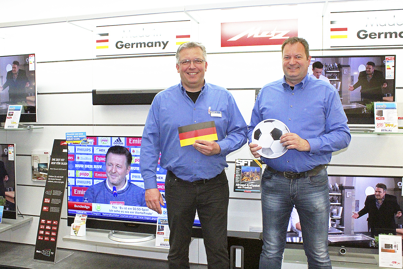 Oliver Streeck (li.) und Frank Wohlers empfehlen für perfekten WM-Fernsehgenuss
die Geräte von Metz