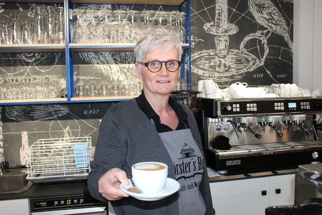 Anke Laskowski serviert im Förster's Hus in Jesteburg leckere Kaffee-Spezialitäten