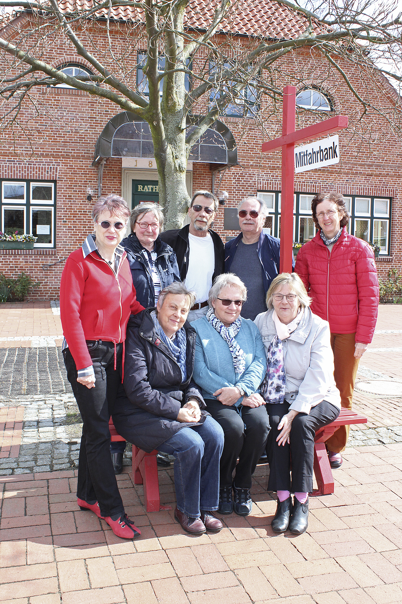 Die Mitglieder des Seniorenbeirats Lühe Gabriele Hein (stehend v. li.), Erika Bätjer, Jürgen Voß, Hans-Joachim Schinke und Hanna Stroh sowie (sitzend v. li.) Doris Bauer, Gabriele Greiser und Rita Voß