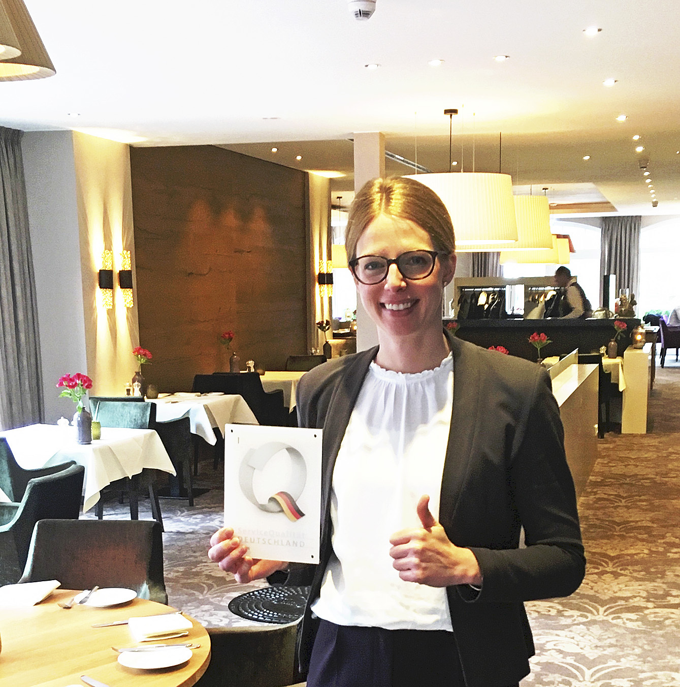 Nele Diekrsen zeigt die Auszeichnung