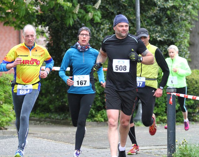 Packende Laufduelle gab es schon auf der 5-km-Laufstrecke beim Stadtwerke Familienlauf in Winsen