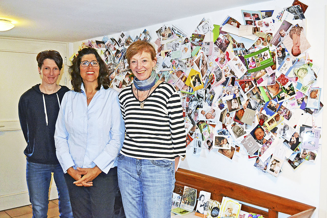 Würden sich über Hebammen-Verstärkung freuen (v. li.): Britta Hess, Renee Huth und Sigrid Peek