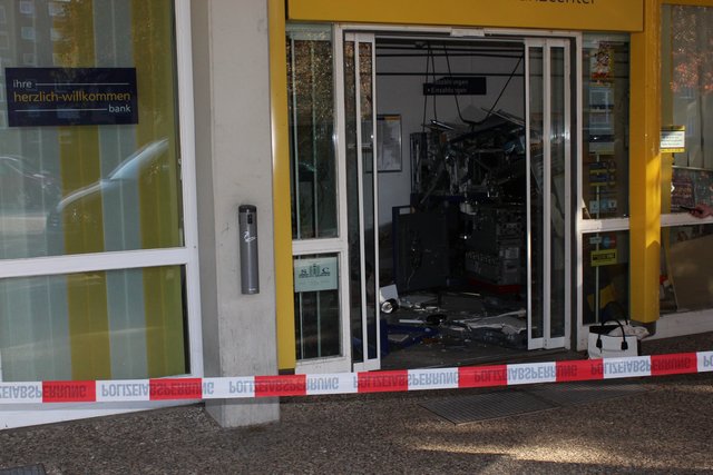 Der Eingangsbereich der Post wurde von der Polizei abgesperrt