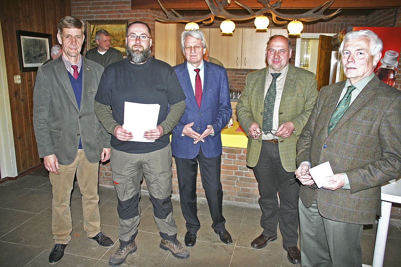 Stefan Neitzel (2. v. li.) nahm als bester Jungjäger Glückwünsche entgegen von (v. li.) Ronald Oelkers, Uwe Harden, Horst Günter Jagau und Norbert Leben