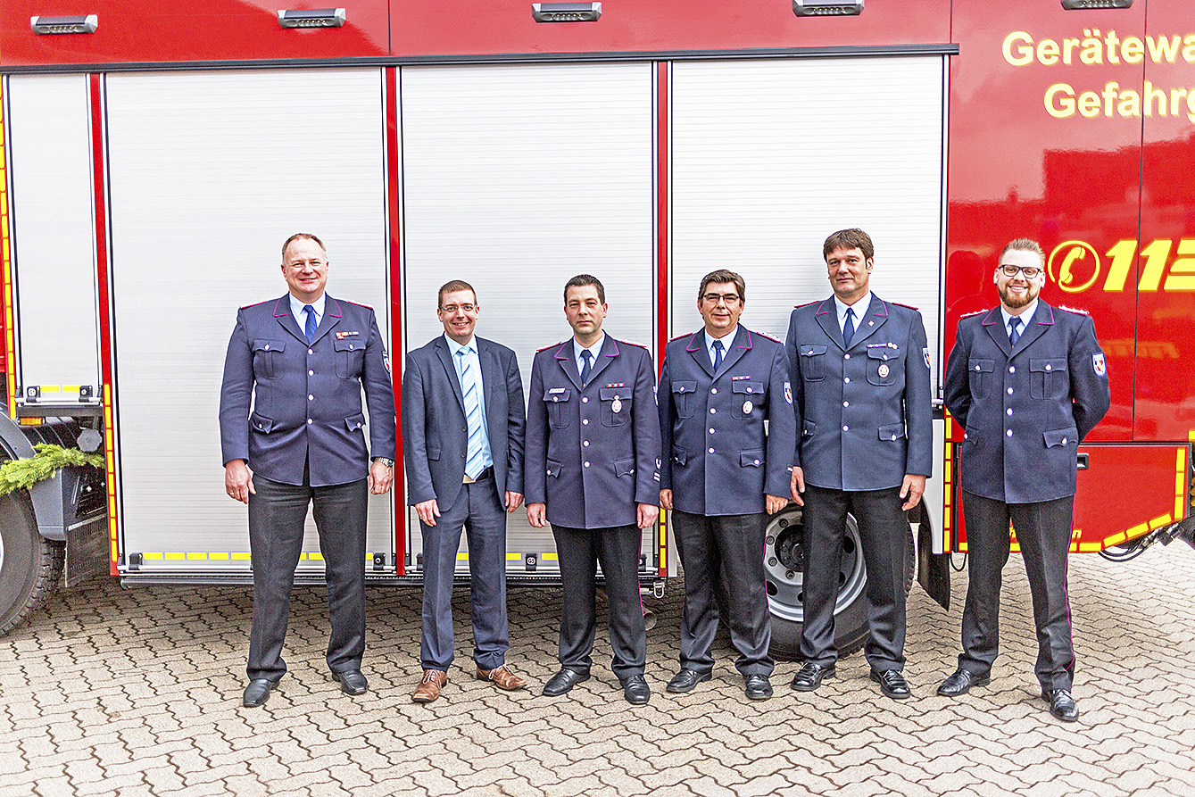 Freuten sich, dass das neue Fahrzeug nun in den Dienst gestellt werden konnte: (v. li.) Stadtbrandmeister André Emme, Erster Stadtrat Dirk Hirsch, Ortsbrandmeister Christian Matzat, stv. Ortsbrandmeister Andreas Lachmann sowie die Gerätewarte Christian Wagner und Jan Werner