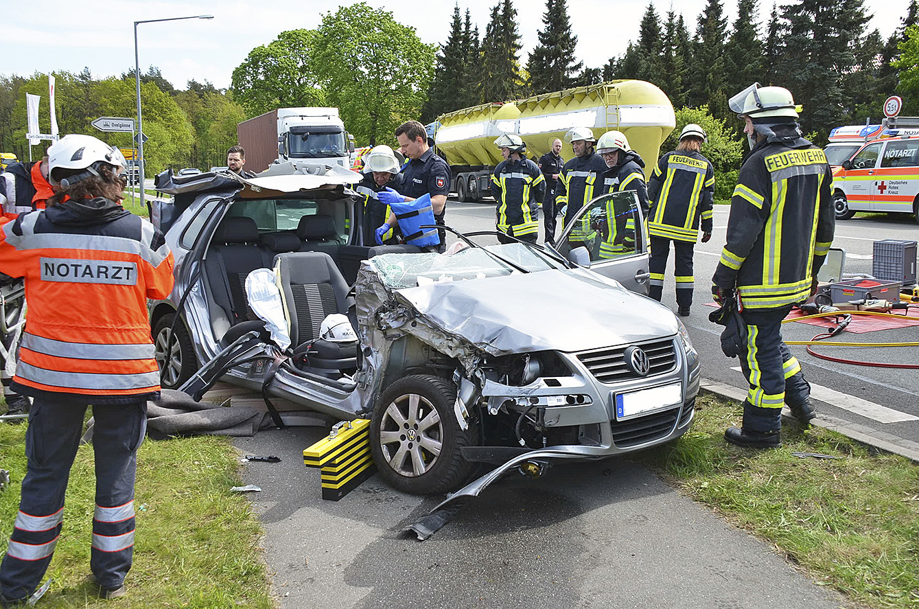 Die Feuerwehr musste die beiden Insassen aus dem Fahrzeug befreien
