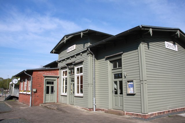 Der Bahnhof mit typisch norddeutscher Holzfassade
