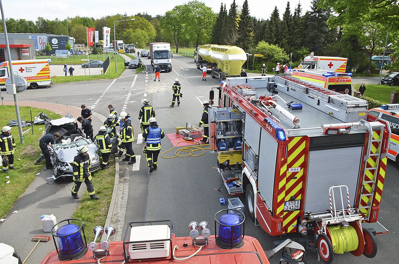 Bei einem Unfall auf der B73 bei Buxtehude wurden zwei Personen schwer verletzt