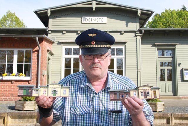 Vereins-Chef Jörg Müller mit zwei neuen Modell-Unikaten vor dem Deinster Kulturbahnhof