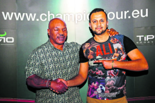 Mike Tyson (li.) nahm Arslan Rehman spontan in den Arm