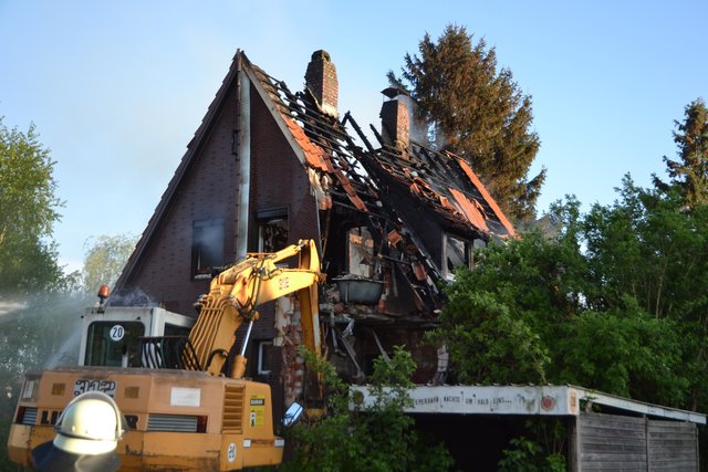 Ein Bagger riss Teile des Hauses ein