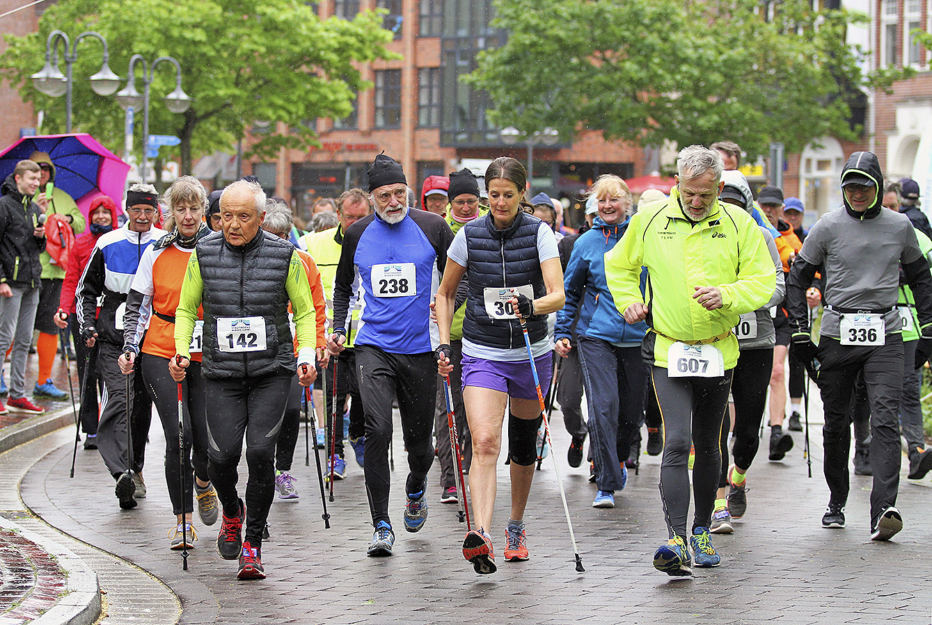 Beim Walking und Nordic-Walking über acht Kilometer waren rund 50 Aktive gestartet. Schnellste Frau war Caroline Meiners (Mitte, Nr. 301) vom HSV Stöckte