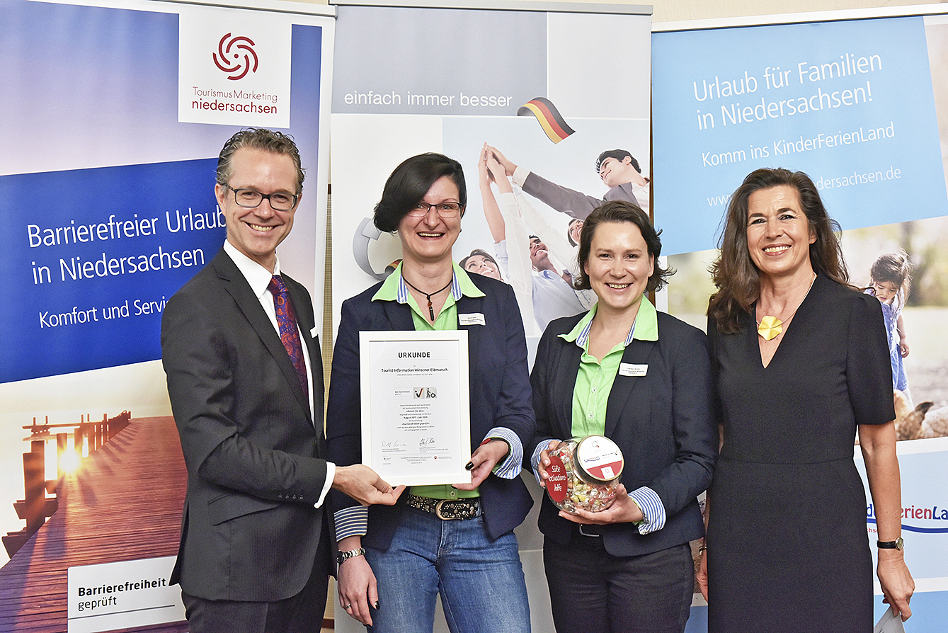 Bei der Auszeichnung (v. li.): Dr. Berend Lindner, Karin Görz, Cathleen Schulz und May-Britt Pürschel