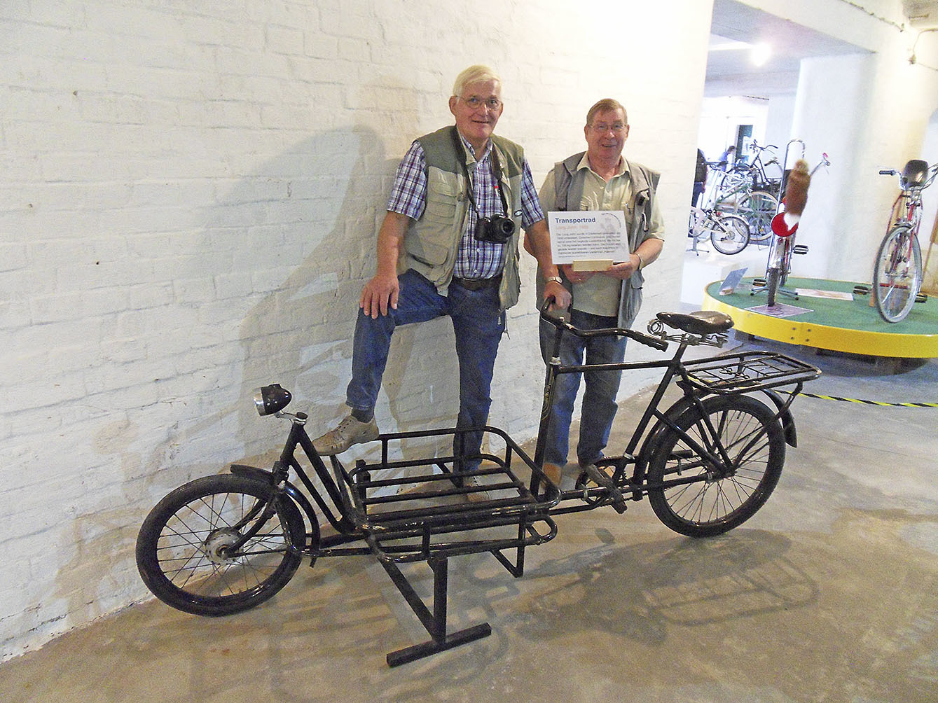 Mit historischem Lastenfahrrad (v. li.): Edmund Hänel und Horst Elendt vom früheren Stader Museumsvorstand Fotos: Görgs