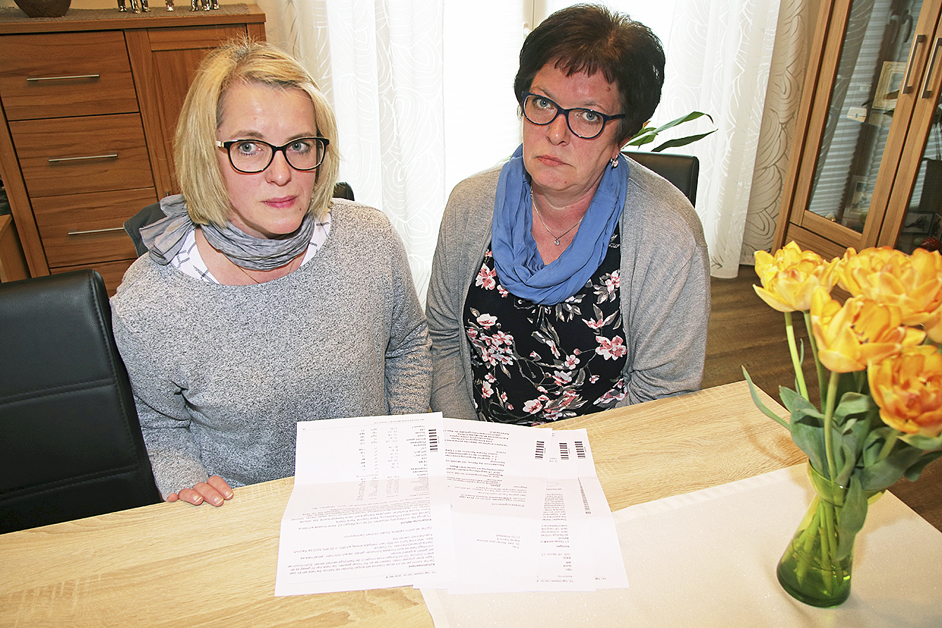 Ines Vollmann (li.) und Jana Wehland trauern um ihre verstorbene Mutter.
Sie ärgern sich über die Elbe-Kliniken Foto: jd