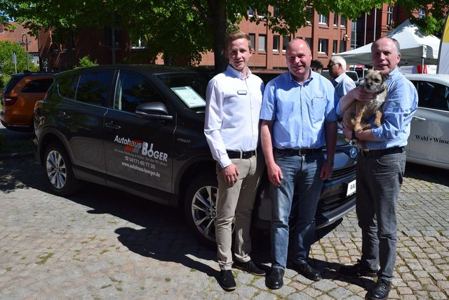 Berieten zu allen Fragen rund um das Automobil: Inhaber Karl Böger (re.) mit Prokurist Oliver Petzschke (mi.) und dem Auszubildenden Pascal Lenz vom Toyota-Autohaus Böger