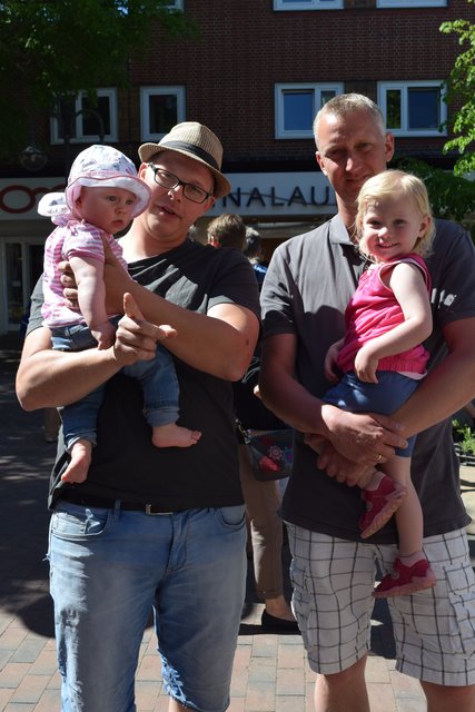 Kamen mit ihrenTöchtern Sarah (re.) und Tilda in die Innenstadt zum Shoppen: Timo Scharnberg und Oliver Frick (re.)